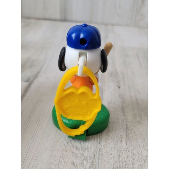 McDonald's baseball 2018 Snoopy keychain toy figure - Picture 3 of 4